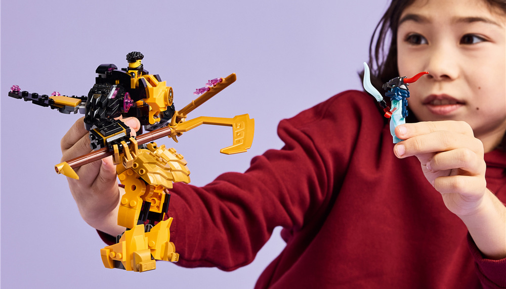 Stavebnice LEGO® NINJAGO® 71839 Arin a bojový robot Spinjitzu Arin, Přízračný dračí bojovník a mládě Riyu inspirují k vlastním příběhům i výpravám.