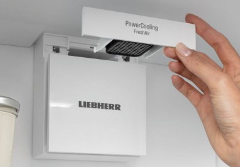 Výměna uhlíkového filtru FreshAir uvnitř chladničky Liebherr