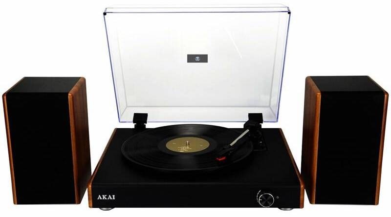 gramofon AKAI ATT-240SP s otevřeným krytem a dvěma samostatnými reproduktory z čelního pohledu