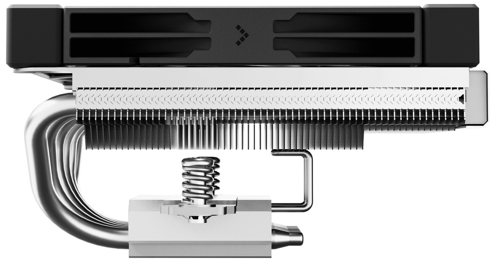 Chladič CPU DeepCool AN600 low profile černý Na obrázku je chladič CPU DeepCool AN600 (low profile) z bočního pohledu. Nahoře je plochý černý ventilátor uložený vodorovně. Pod ním je nízký blok hustých kovových žeber, který tvoří hlavní chladicí část. Vlevo je vidět šest stříbrných zahnutých trubiček (heatpipe), které vedou teplo do žeber. Dole uprostřed je kovová základna, která se přitlačuje na procesor, a je zde patrný i pružinový šroub a montážní držák.