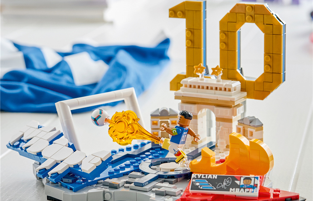 Stavebnice LEGO® Editions 43013 Kylian Mbappé – Hvězdné momenty fotbalu Kolekce LEGO Editions umožňuje vytvořit vlastní sestavu fotbalových hvězd a legend