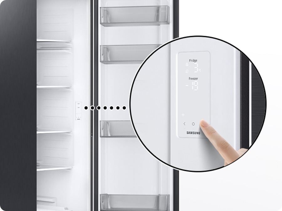 Americká lednice Samsung RS57DG410EM9EO stříbrná Vnitřní prostor lednice Samsung RS57DG410EM9EO, v kroužku je detail vnitřního ovládacího panelu lednice