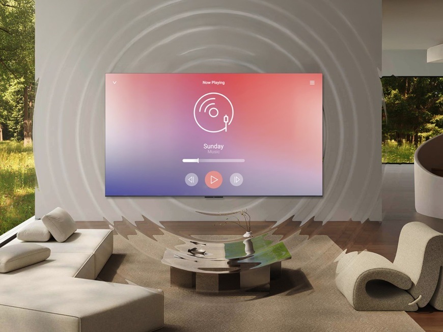 Televize TCL 98C8L Televize TCL 98C8L v moderním obývacím pokoji přehrává hudbu, vizuální znázornění prostorového zvuku a kvalitního audio výkonu.