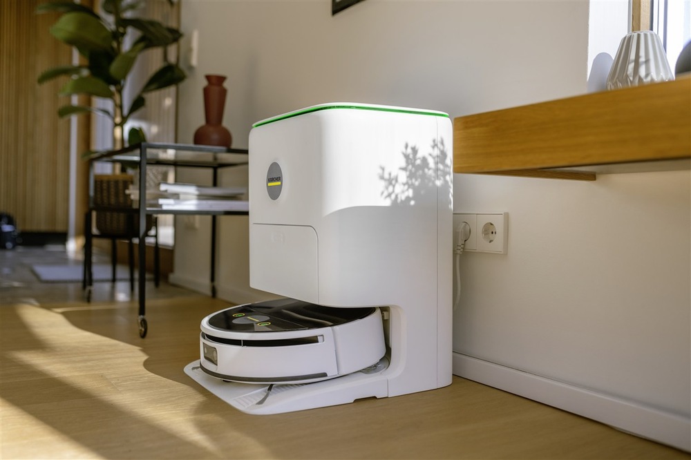 Robotický vysavač Kärcher RVF 7 Comfort černý/bílý Robotický vysavač a mop Kärcher RVF 7 Comfort parkující v dokovací stanici