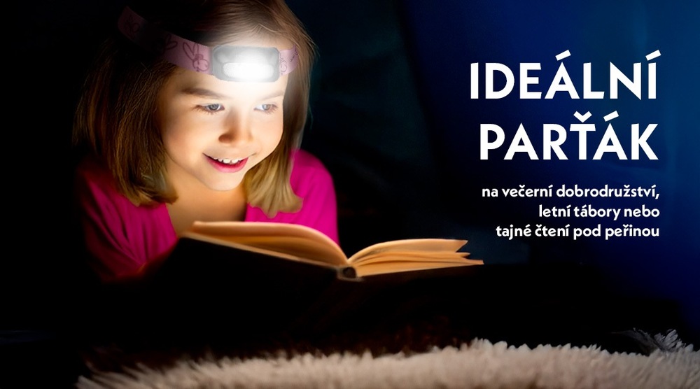 Čelovka GoGEN BOB A BOBEK černá Holčička s nasazenou dětskou čelovkou GoGEN Bob a Bobek při čtení knížky v noci