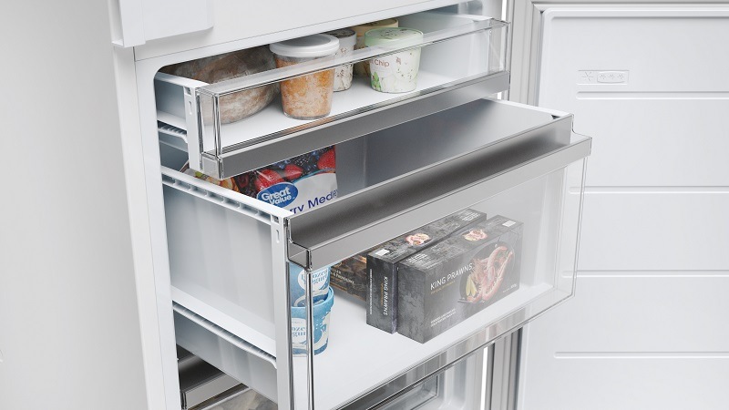 Chladnička s mrazničkou Haier HBW7519C bílá otevřený vrchní šuplík v mrazáku vestavné chladničky haier ID Titanium 6 HBW7519C, uvnitř jsou potraviny