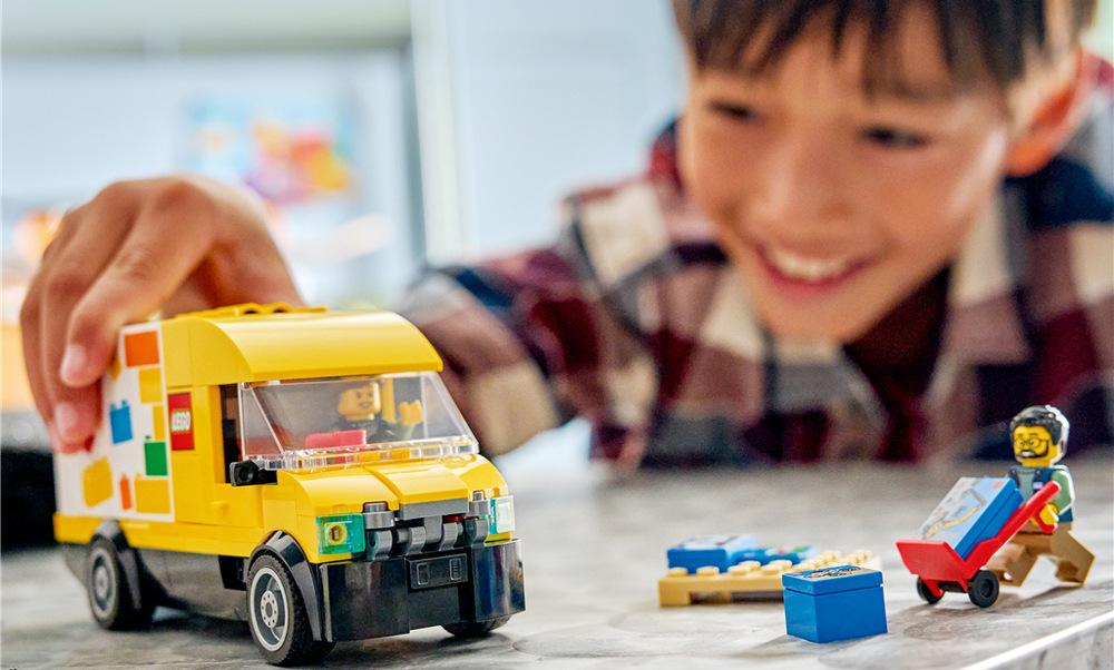 Stavebnice LEGO® City 60500 Dodávka LEGO® Dodávku lze propojit s dalšími modely LEGO City a vytvořit vlastní město plné policistů, hasičů nebo vlaků