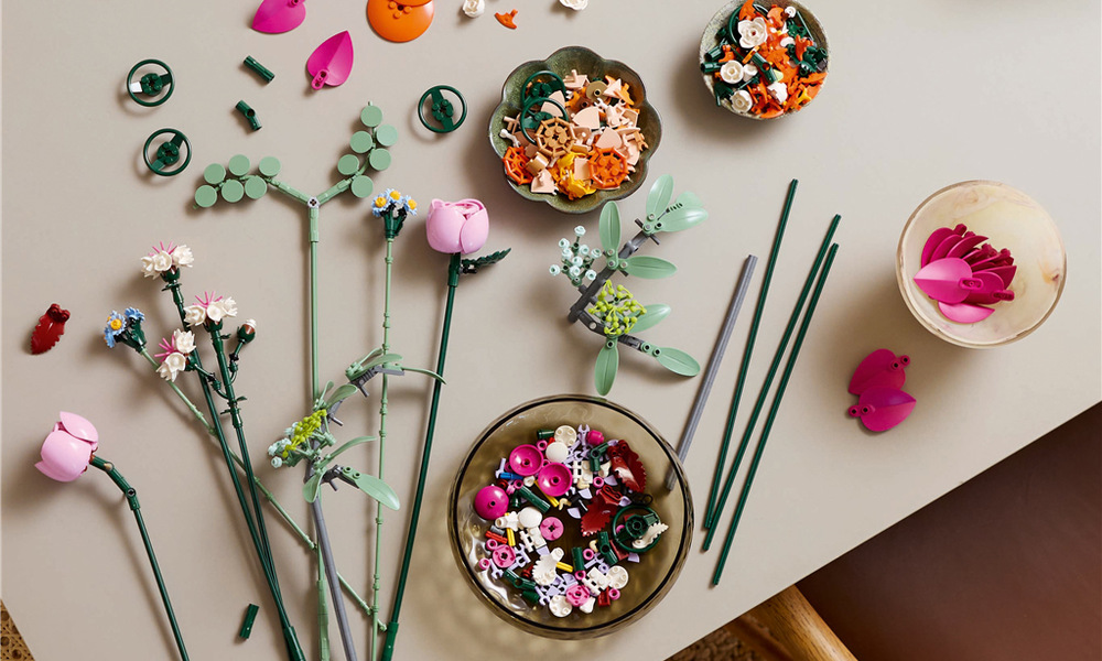 Stavebnice LEGO® Botanicals 10342 Krásná kytice růžových květin Nastavitelné stonky umožní měnit sklon a rozmístění květin, takže si aranžmá přizpůsobíte podle svého vkusu.