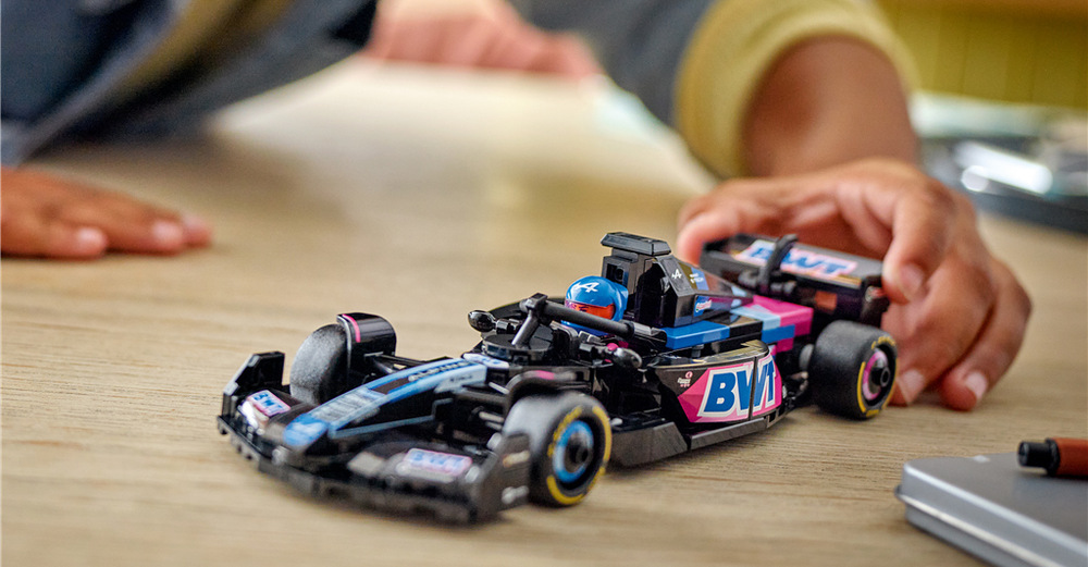 Model BWT Alpine F1 Team A524 zaujme svatozáří, zadním křídlem, širšími pneumatikami a týmovými polepy.