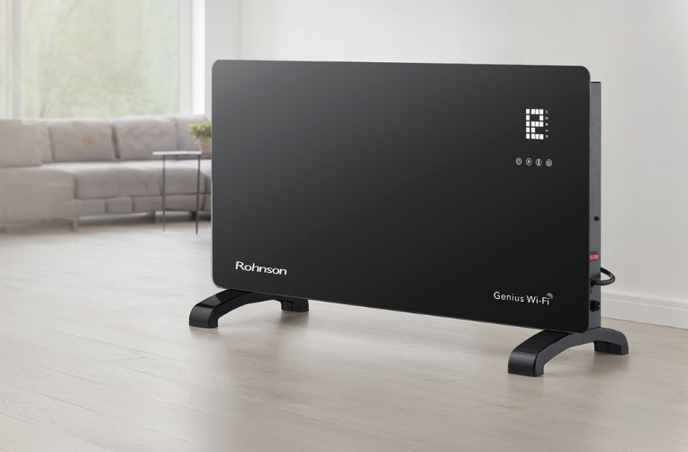Konvektor Rohnson R-040 Genius Wi-Fi volně stojící na podlaze v moderním obývacím pokoji