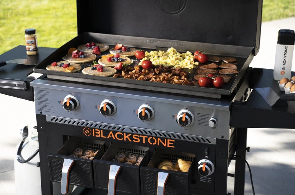 Příprava snídaně na Blackstone 36": palačinky, vejce, slanina a rajčata současně.