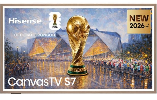 Televize Hisense 55S7S s logem „Official Sponsor FIFA“. Uprostřed je zlatá trofej FIFA World Cup a v pozadí moderní stadion a dav fanoušků. V pravém horním rohu je nápis „NEW 2026+“ a vlevo nahoře logo Hisense. Celý obraz má styl malovaného, dynamického sportovního prostředí.