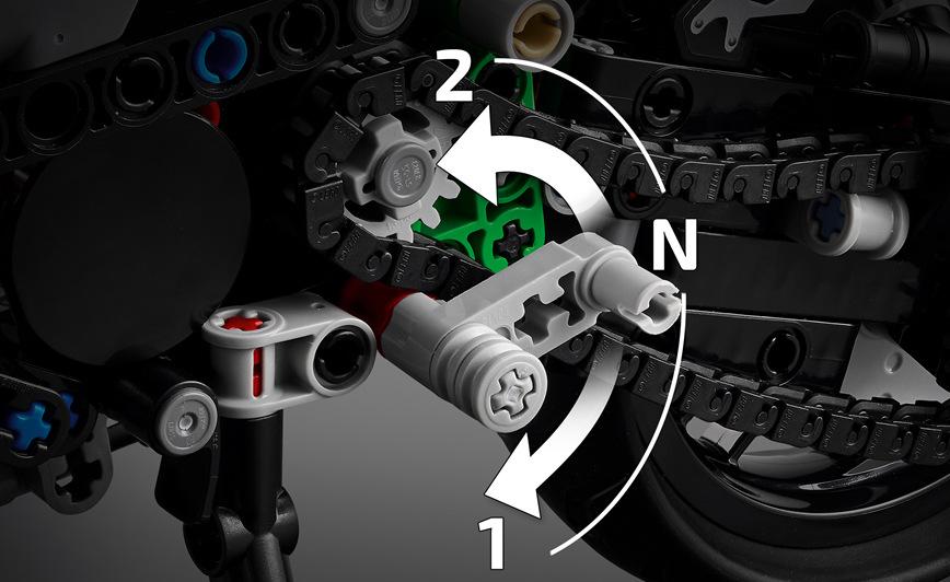 Pohyblivý motor se čtyřmi písty, kompresor a převodovka dětem přiblíží fungování skutečných mechanismů.