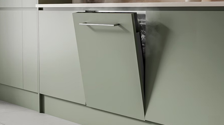 pára uniká z pootevřené myčky Samsung DW70H73WCB0U1