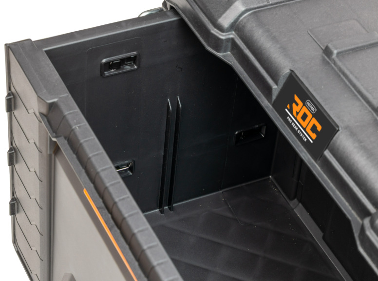 Detail vnitřního prostoru velmi hluboké zásuvky boxu Keter ROC Pro Gear 2.0 XL