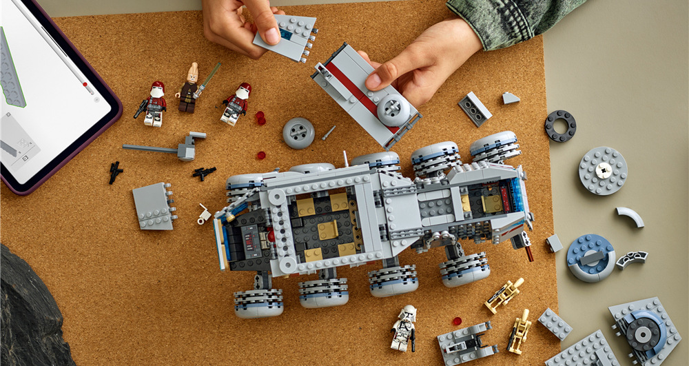 Stavebnice LEGO® Star Wars™ 75413 Juggernaut Republiky Sklopné boky, odnímatelná horní část, kokpity, pozorovací stanoviště a vystřelovač zpestří akční hraní.