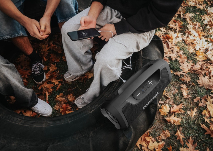 Nabíjení mobilního telefonu z reproduktoru Concept SoundJoy BR5060 pomocí powerbanky
