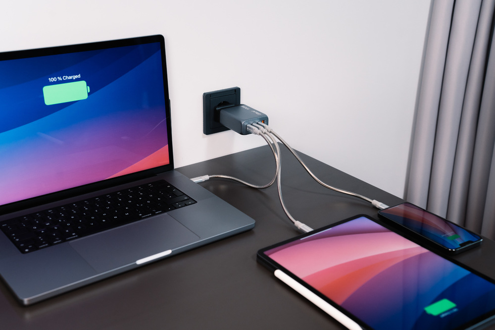 Cestovní adaptér Verbatim GNC-100 GaN 100W, 3x USB-C PD 100/65W, 1x USB-A QC 3.0 stříbrný