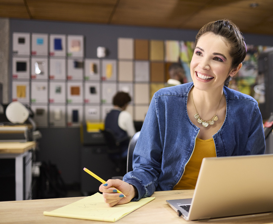 Studentka pracující na notebooku s USB-C úložištěm