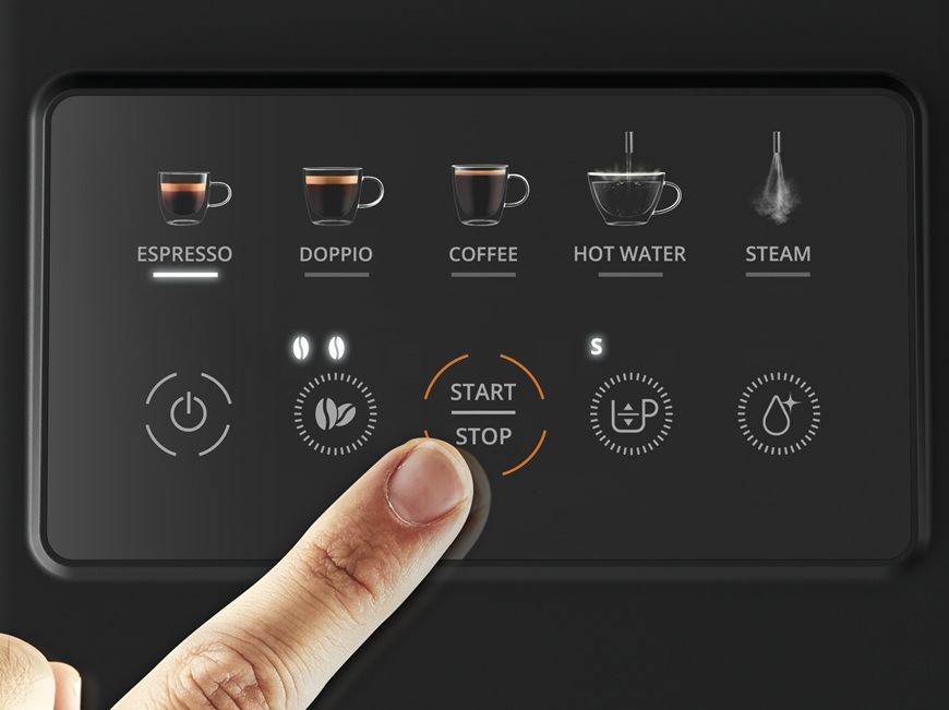Detailní záběr na digitální dotykový displej u automatického kávovaru Krups EA201BE0.