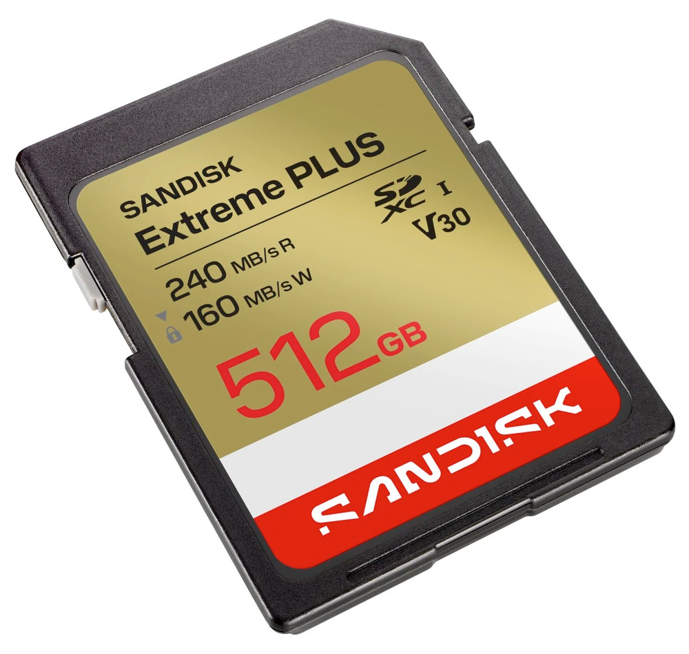 Paměťová karta SanDisk Extreme Plus SDXC zobrazená pod úhlem s viditelnými parametry přenosové rychlosti
