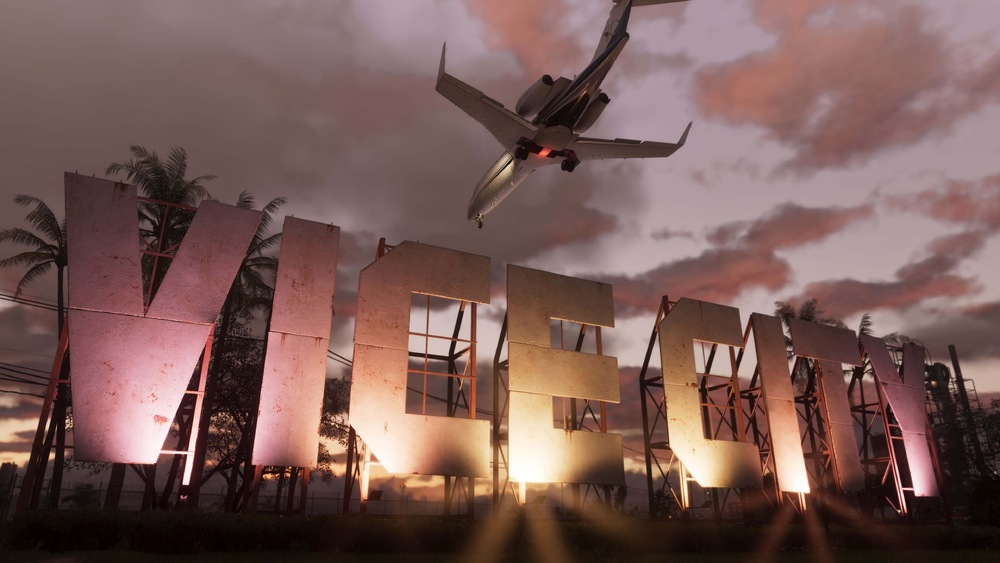 Záběr ze hry Grand Theft Auto VI. Soukromý tryskáč přelétá nad nápisem Vice City ve stylu nápisu Hollywood.