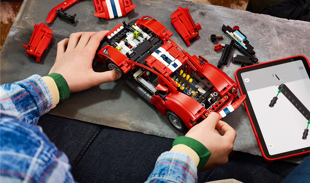 Model Ferrari 488 Pista přibližuje dětem fungování motoru V8, diferenciálu i funkčního řízení.