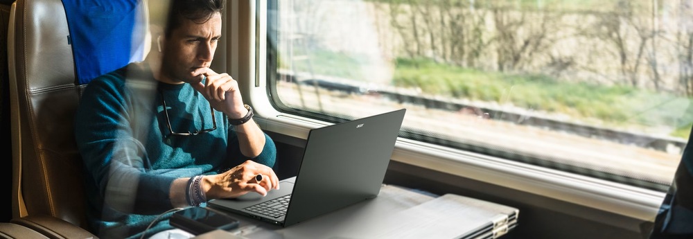 Webkamera, dvojice mikrofonů a podsvícená numerická klávesnice usnadní práci i videohovory.