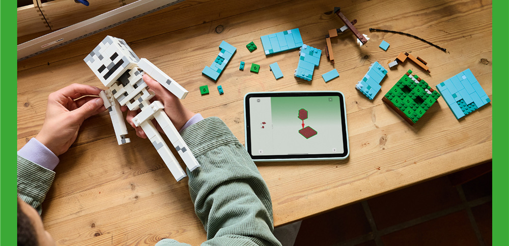 Stavebnice LEGO® Minecraft® 21594 Kostlivec Model měří přes 29 cm a díky aplikaci LEGO Builder nabídne zábavné stavění s 3D návodem.