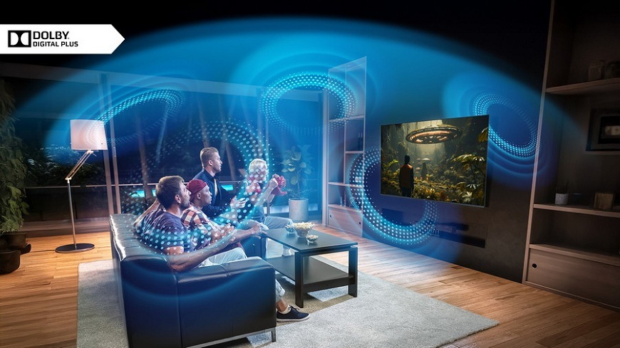 Diváci sledující film v obývacím pokoji na televizi JVC, graficky zdůrazněny zvukové technologie Dolby Digital Plus