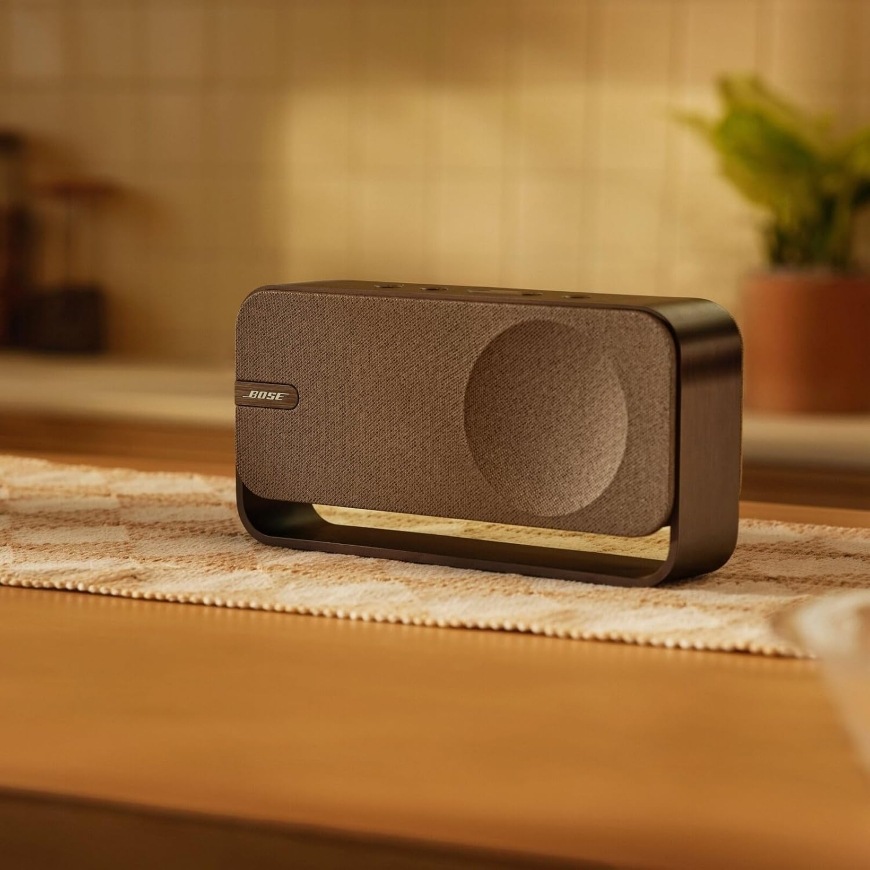Pohled na přední stranu Bose SoundLink Home s trendy textilním potahem