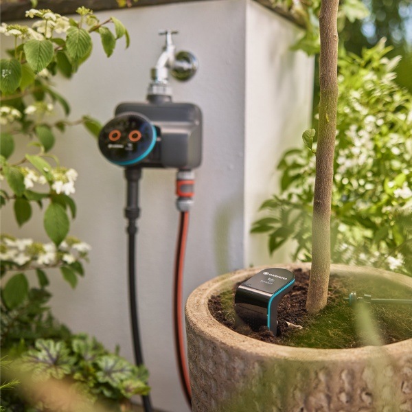 Zavlažovací počítač Gardena Smart Dual 19034-20 Jednotka připojená k venkovnímu kohoutku na zdi domu.