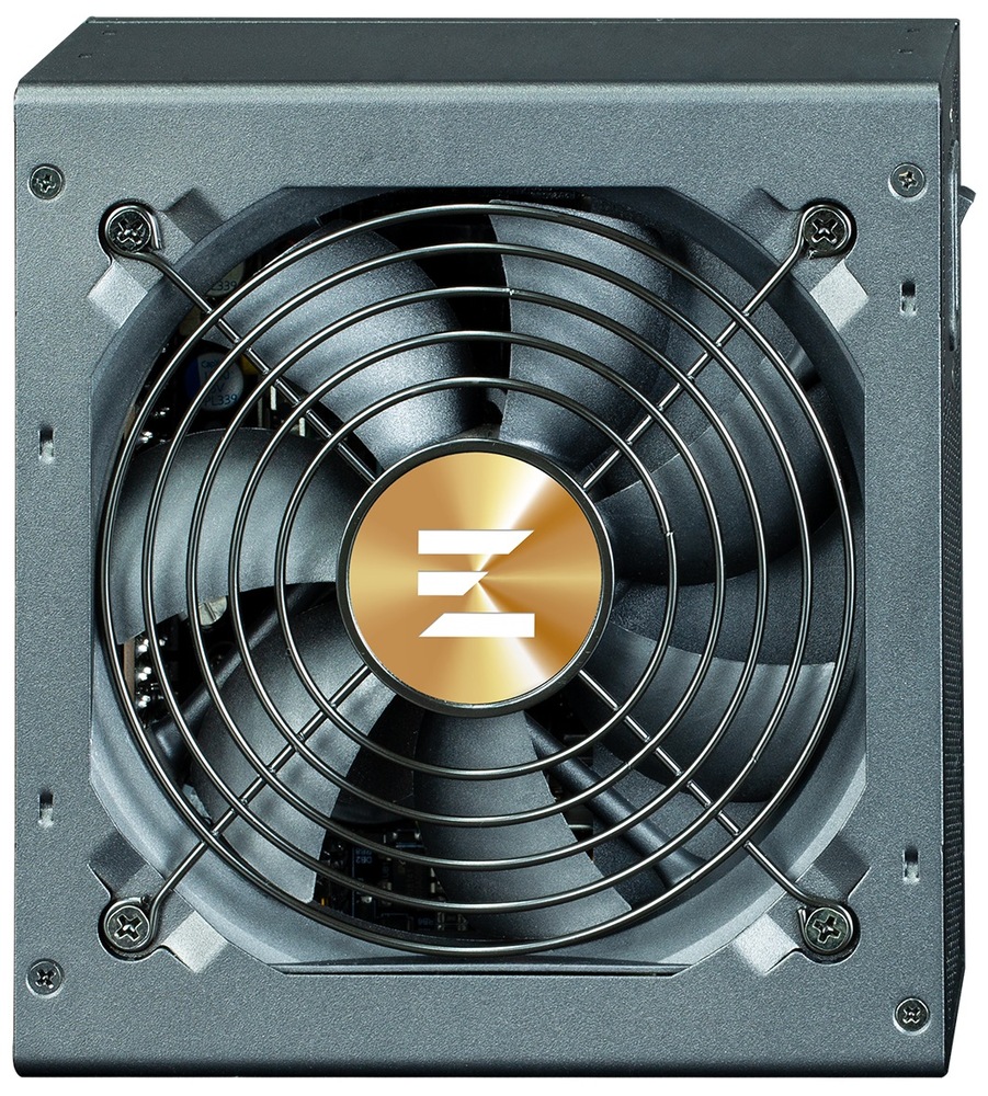 Zdroj Zalman TeraMax II SE 750W (ZM750-TMX2SE) černý Na obrázku je čelní pohled na napájecí zdroj Zalman. Téměř celou plochu zabírá velký černý ventilátor krytý kulatou kovovou mřížkou, uprostřed se zlatým kruhovým logem značky. Tělo zdroje má tmavě šedý kovový povrch a v rozích jsou vidět šrouby. Fotografie ukazuje hlavně chladicí část zdroje v technickém detailu.