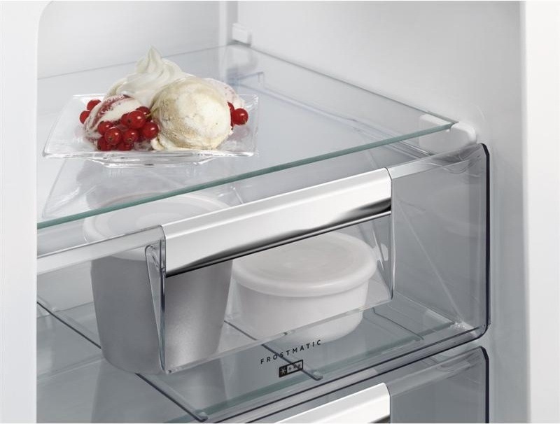 Chladnička s mrazničkou AEG Mastery FlexiShelf SCE818D3LC bílá
