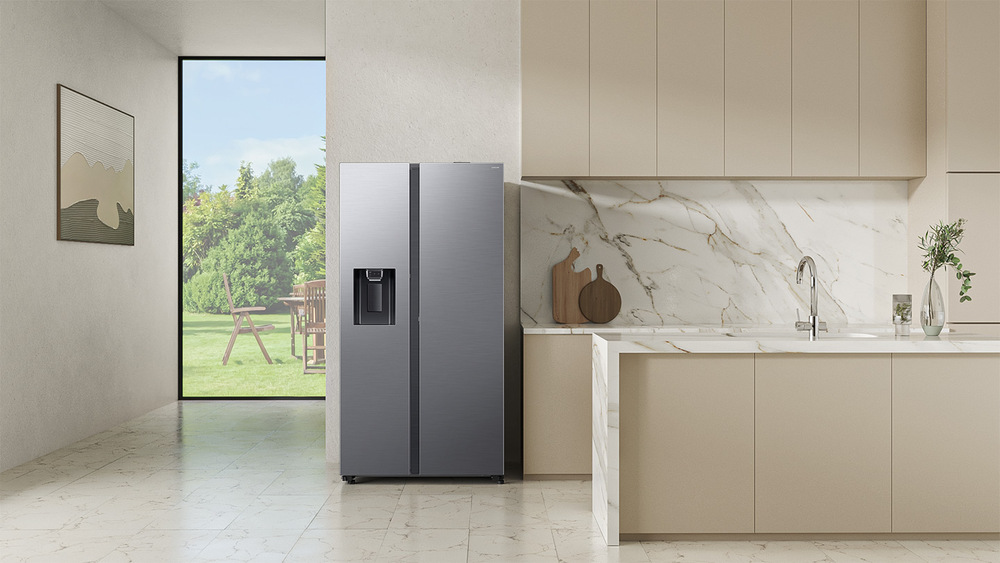Stříbrná americká lednice Samsung RS80F64KEFEO v kuchyni