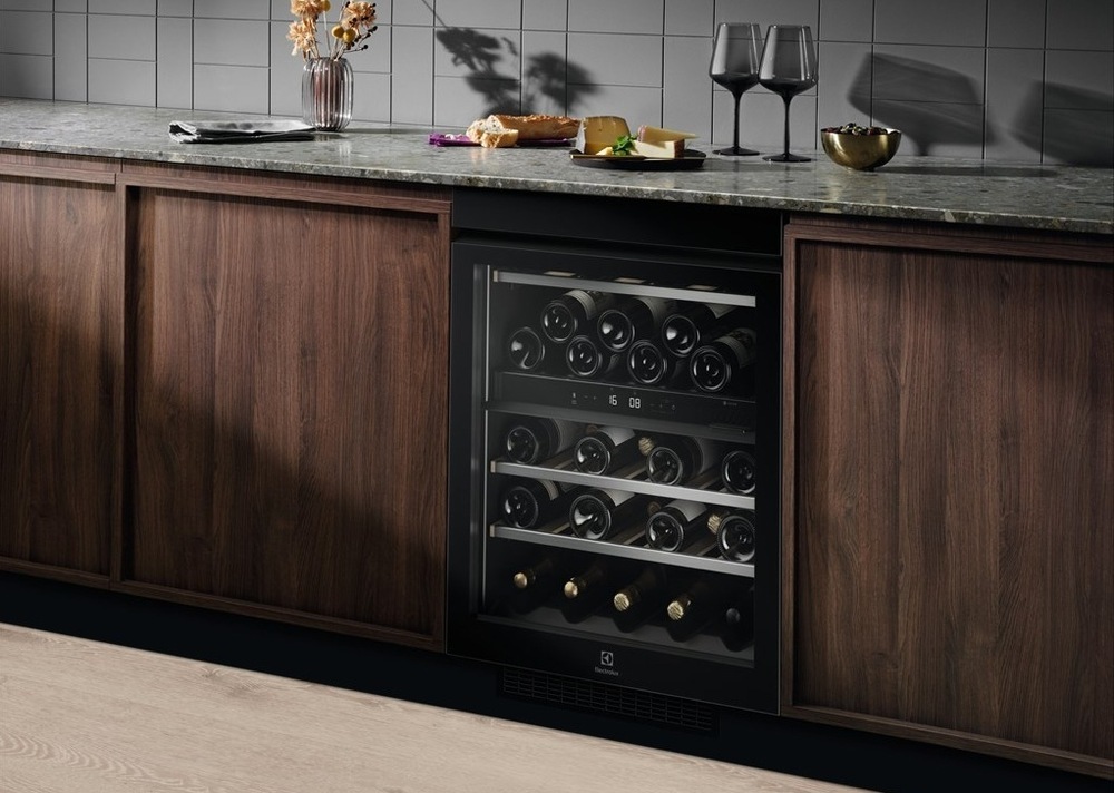 Vinotéka Electrolux EWUD040B8B černá Vinotéka Electrolux EWUD040B8B černá