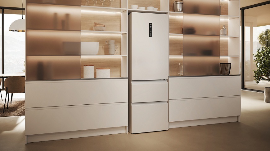 bílá chladnička haier HTW5618DNPW zabudovaná ve stěně z boku
