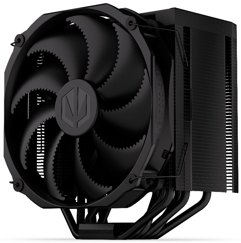 Na obrázku je chladič CPU ENDORFY Fortis 5 Black – věžový vzduchový chladič pro procesor. V popředí dominuje velký černý ventilátor s více lopatkami, který fouká vzduch skrz chladič. Za ventilátorem je blok hustých černých kovových žeber (radiátor) a dole jsou vidět zahnuté černé trubičky (heatpipe), které odvádějí teplo z procesoru do žeber.