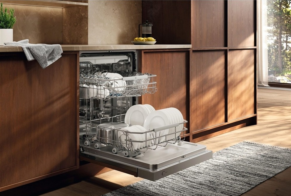 Otevřená myčka Electrolux E72IA200SX série 700 v kuchyňské lince s dřevěným dekorem.