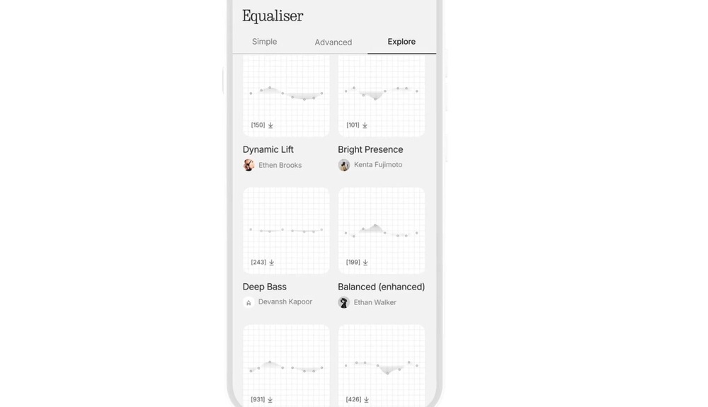 Displej chytrého telefonu zobrazuje aplikaci ekvalizéru v režimu „Prozkoumat“ s předvolbami jako „Dynamic Lift“, „Bright Presence“ a „Deep Bass“ s grafy.