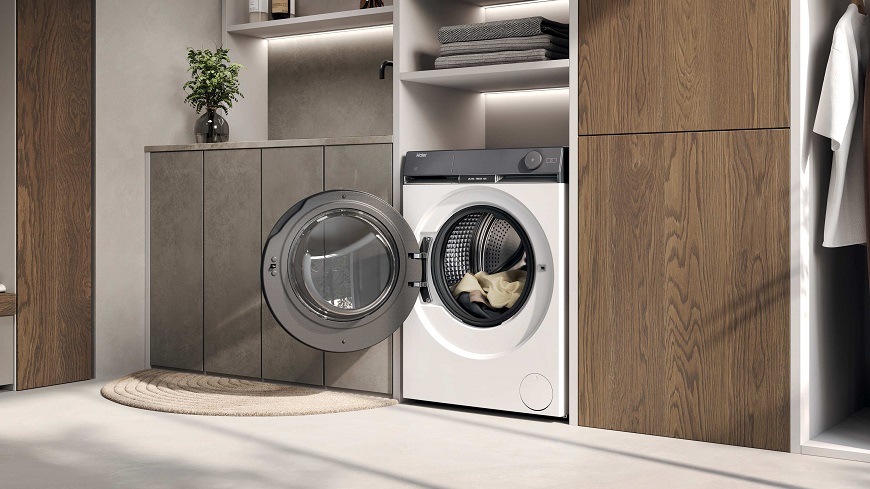 otevřená Pračka Haier HW90-B14387U1-S zabudovaná ve skříni v prádelně