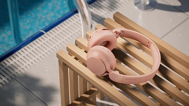 Sluchátka Philips TAH4500WT/00 bílá Sluchátka Philips TAH4500 položená na lavičce vedle bazénu