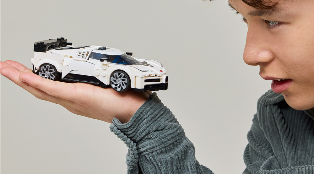 Kompaktní model Bugatti Centodieci se díky výraznému vzhledu skvěle hodí na vystavení i hraní.