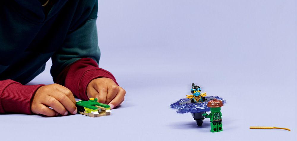 Stavebnice LEGO® NINJAGO® 71849 Nya vs. spinner zmutované příšery Malý model z 49 dílků nabízí kompaktní nindžovskou zábavu pro rychlé bitvy a fantastické příběhy.
