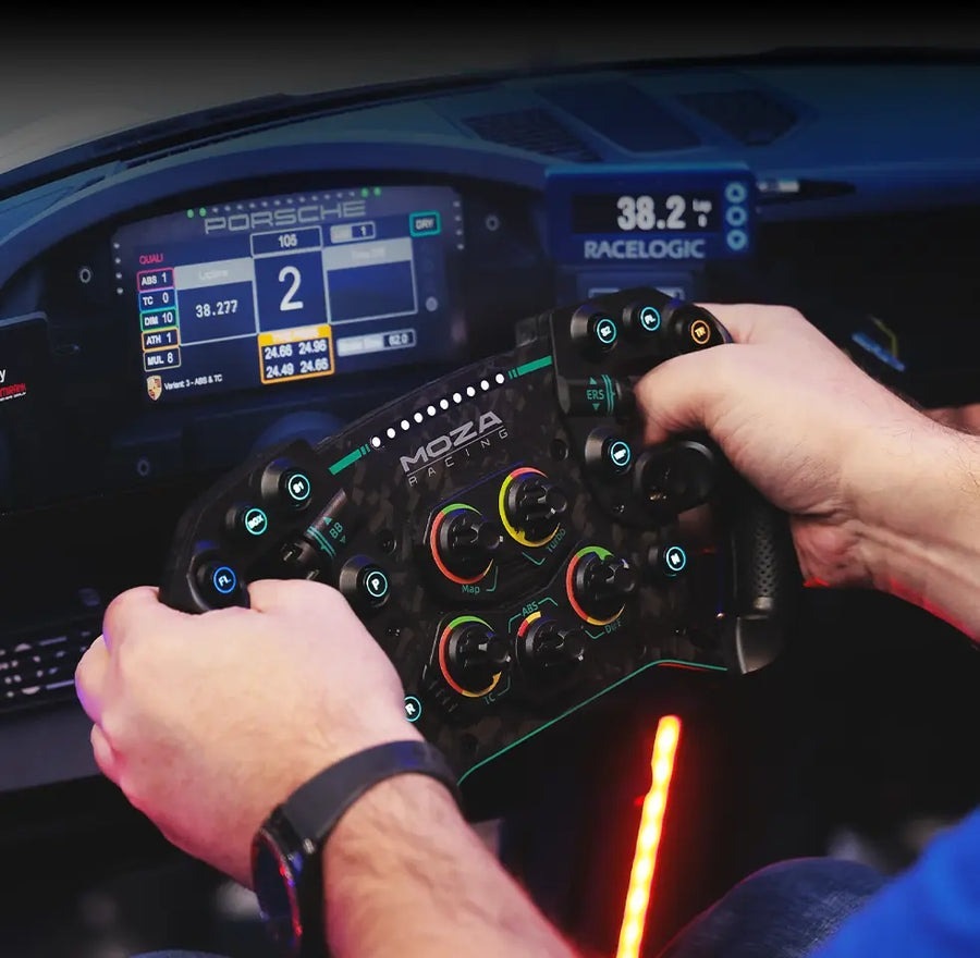 Volant Moza Racing GS V2P (PC) černý Záběr na uživatele držícího volant v rukou s digitálním kokpitem na pozadí.