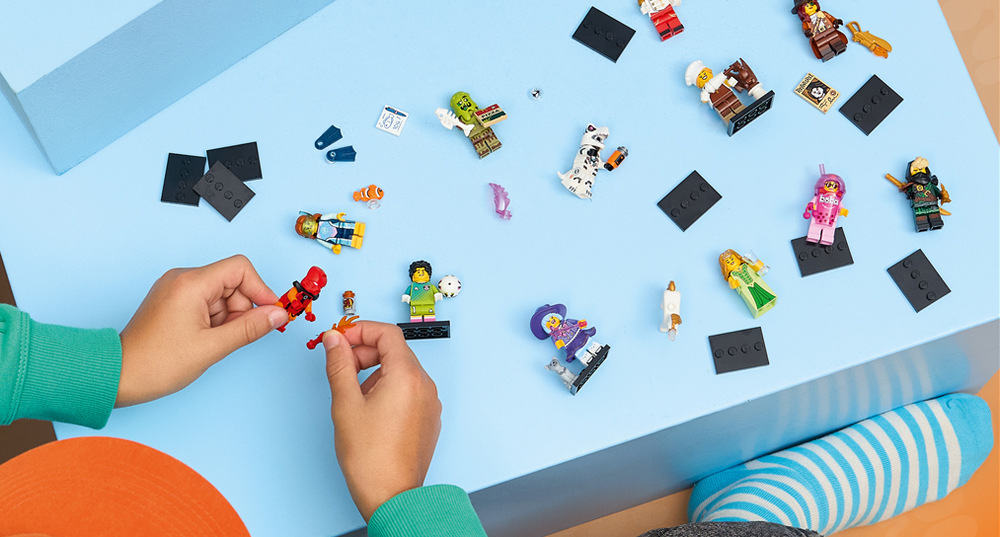 Jedna z dvanácti minifigurek LEGO ukrytých v tajemné krabičce přináší vždy překvapení při rozbalování.