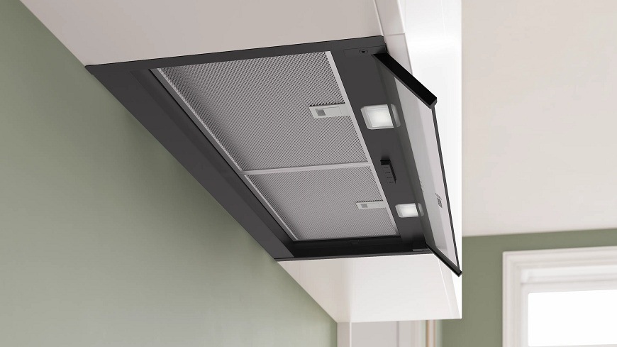 Odsavač par Bosch Serie 4 DBB85CC60 černý Spodní pohled na odsavač par Bosch DBB85CC60 integrovaný do kuchyňske linky