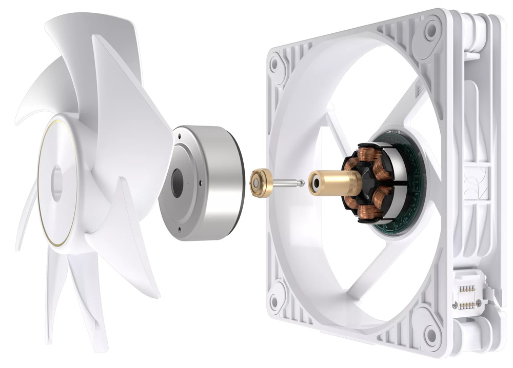 Ventilátor Asus ProArt PF120 White 3in1, 120 mm, 3 ks bílý Na obrázku je Ventilátor Asus ProArt PF120 White (120 mm) v rozloženém „explodovaném“ pohledu, aby bylo vidět, z čeho se skládá. Vlevo jsou bílé lopatky s kulatým středem se zlatavým kroužkem. Uprostřed je samostatná kovová část náboje/ložiska. Vpravo je bílý čtvercový rám ventilátoru a v jeho středu je odkrytý motor – jsou vidět měděná vinutí a elektronika kolem. Dole na rámu je také malý konektorový modul pro propojení ventilátorů.