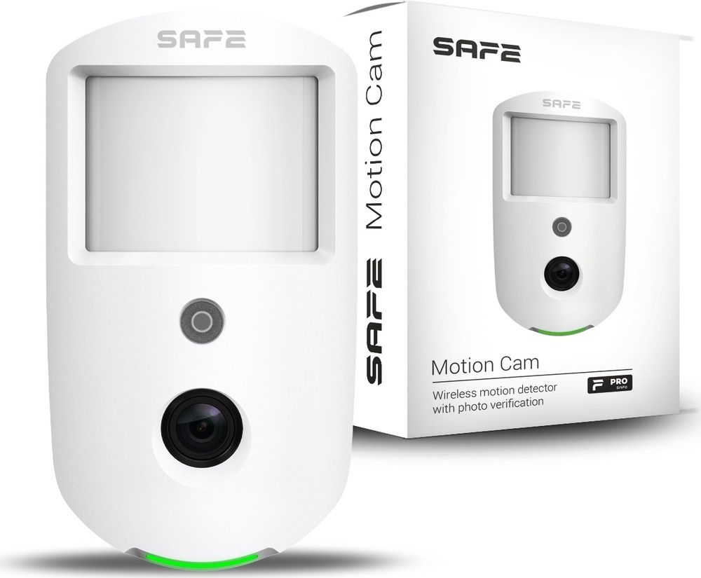 Kompletní sada Safe Starter Kit Cam bílá Na obrázku je bílé čidlo SAFE Motion Cam a za ním jeho prodejní krabice. Zařízení má nahoře velké okénko pohybového senzoru, uprostřed menší kruhový prvek a dole objektiv kamery. Ve spodní části svítí zelený oblouk. Krabice v pozadí nese název Motion Cam a ukazuje, že jde o bezdrátový pohybový detektor s foto verifikací.