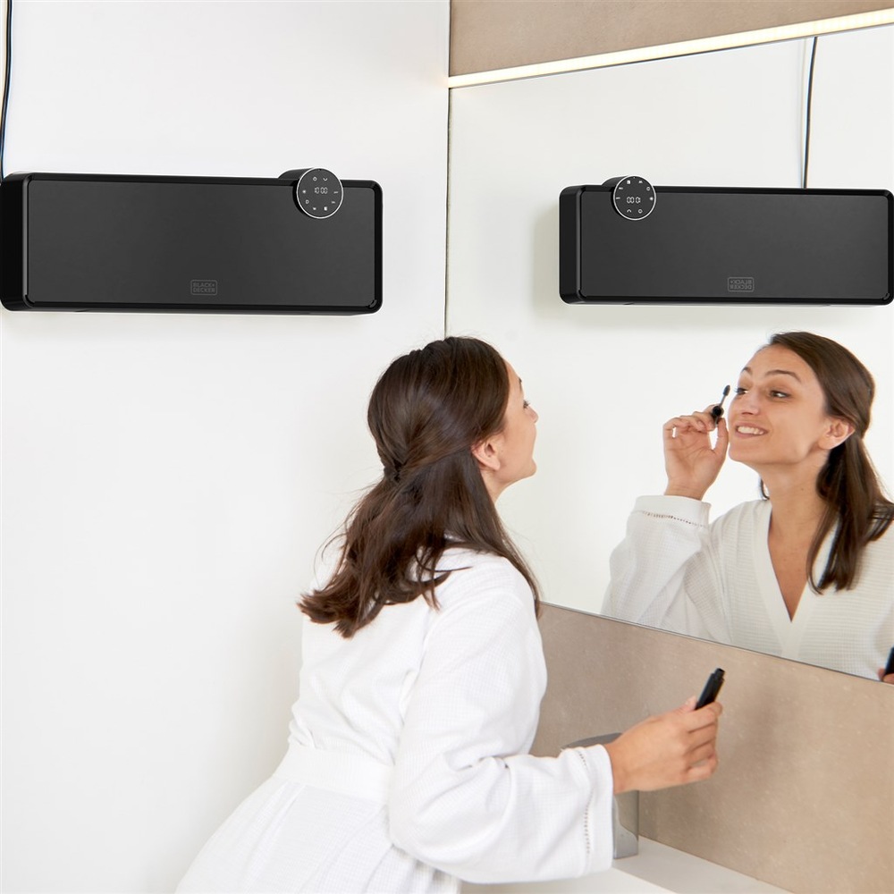 Topný panel Black+Decker BXWSH2001E černý Žena v koupelně, na stěně topný panel Black+Decker